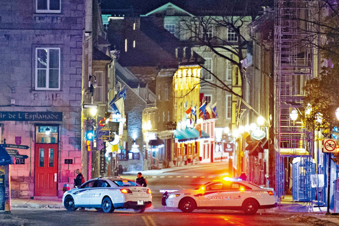 ■魁北克警方以警车封锁发生持剑伤人现场附近街道。