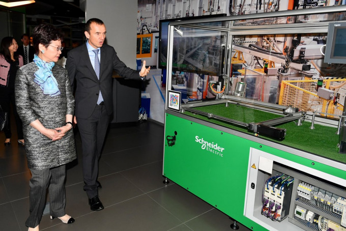 林郑月娥参观施耐德电气的创新中心，了解节能和能源管理最新科技。