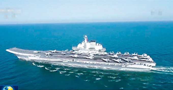 遼寧艦上陳列了二十多架殲15戰鬥機。