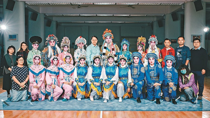 碧海粵劇團藝術總監洪海先生、金偉明校長、郭豪昌助理校長，以及各負責老師，一同與演出學生合照。