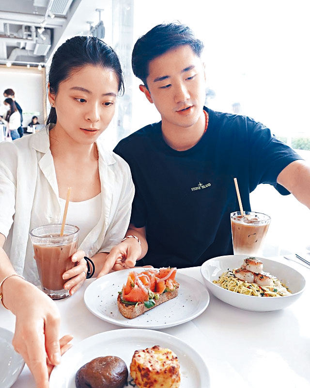 吳詠瑢與鄧俊文閒時愛與網民分享特色美食。