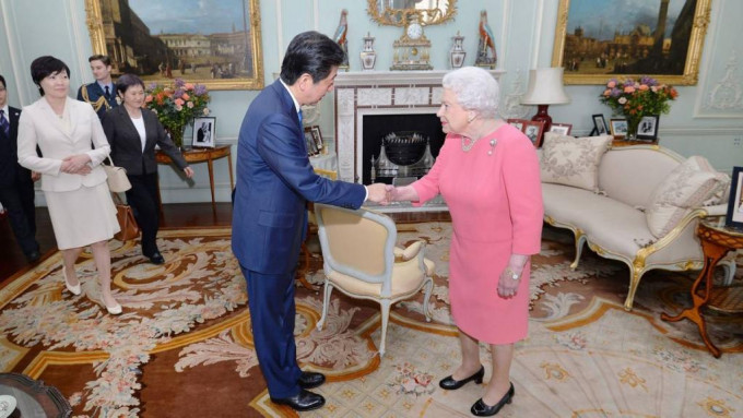 安倍晉三2016年訪英與英女皇會面。英國皇室圖片