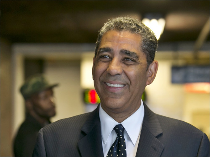 民主党众议员埃斯佩拉尔特（Adriano Espaillat）接种疫苗后仍感染上新冠肺炎。AP资料图片