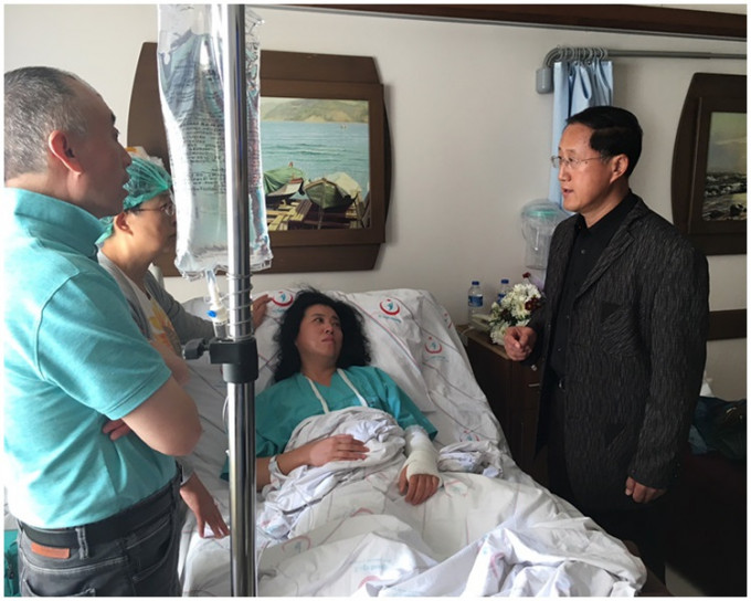 总领事馆人员到医院看望慰问了死者的妻子。中国驻伊兹密尔总领事馆网站