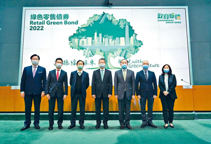 財政司司長陳茂波（中）早前出席有關政府綠色債券計畫記者會。