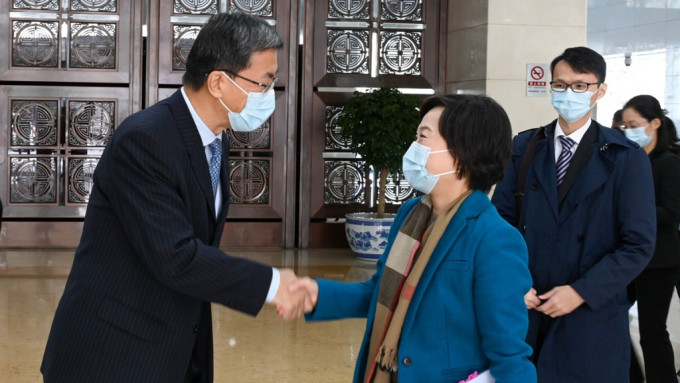 蔡若莲（右）与国家教育部部长怀进鹏（左）会面。政府新闻处图片