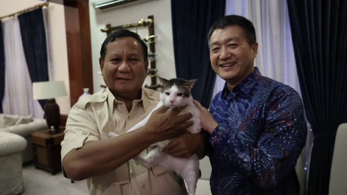 普拉博沃展示與中國駐印尼大使陸慷的合照。FB