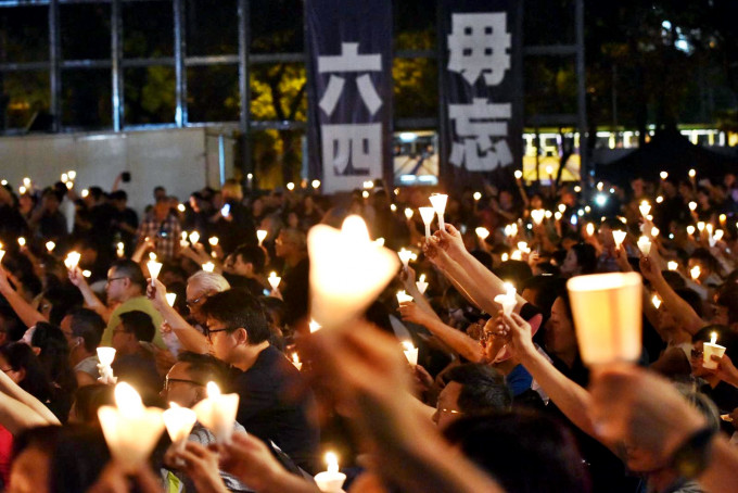 支联会指18万人出席烛光晚会，警方指最高峰3.7万人。