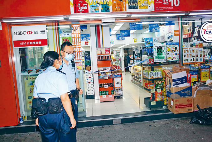 独行匪打劫便利店，警方到场调查。