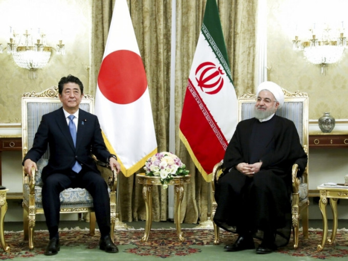 日本首相安倍晉三到訪德黑蘭，同伊朗總統魯哈尼會談。AP