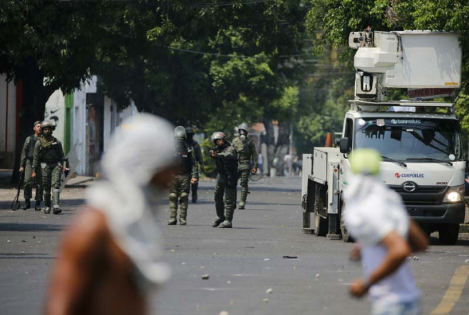 委內瑞拉國民警衛隊向示威者發射橡皮子彈。AP