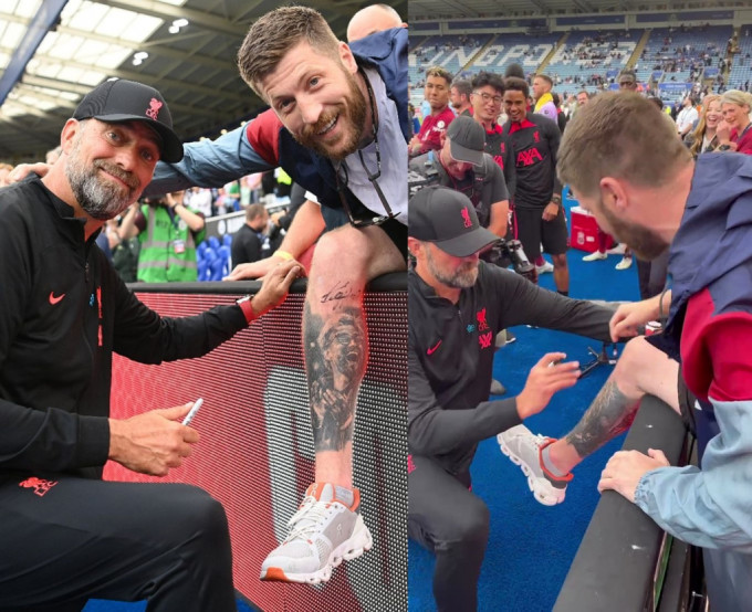紅軍球迷堅尼獲加（左圖右）獲得高普的簽名後，立即在讓紋身師將簽名紋在腳上。網上圖片