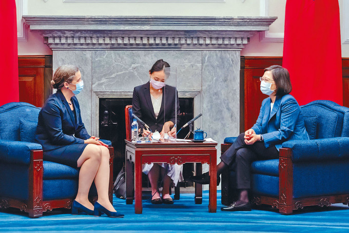 蔡英文昨天和AIT台北办事处新任处长孙晓雅（左）会面。