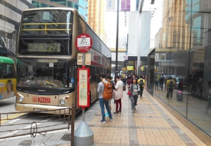 九巴於去年以尖沙咀廣東道271線巴士總站作為試點，安排車長督察以手機拍攝站內非法泊車情況。九巴網頁