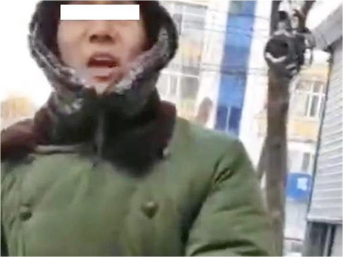 黑龙江一名男子企图闯关，更辱骂防疫人员。网图