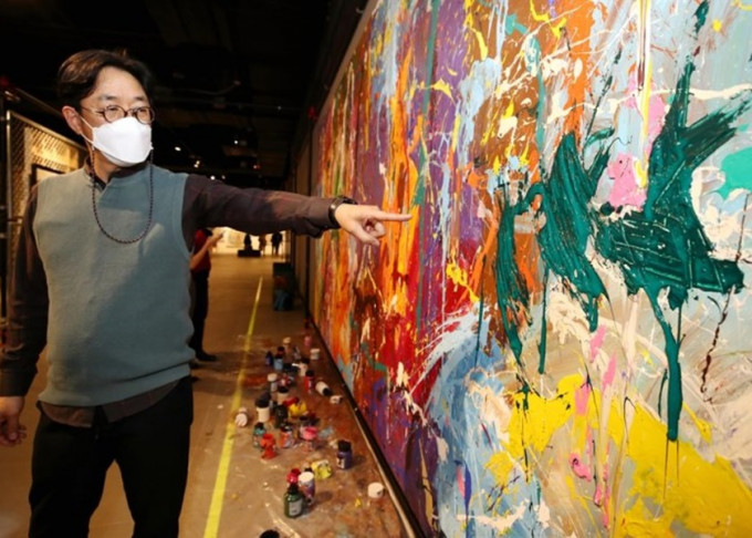 南韩一对男女声称误以为艺术家JonOne的即兴画是「互动艺术」，将之即兴涂抹损坏。网图
