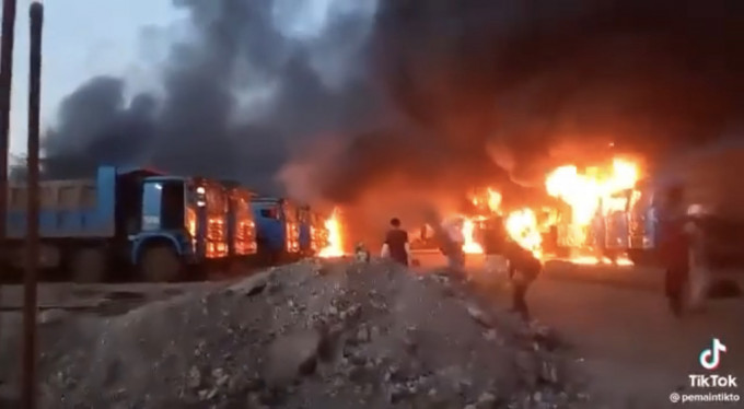 江蘇德隆鎳業印尼PT GNI廠暴亂，多架公司車陷入火海。 網上影片截圖