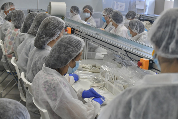 口罩运往大埔工业邨龙达纺织公司进行消毒和包装。