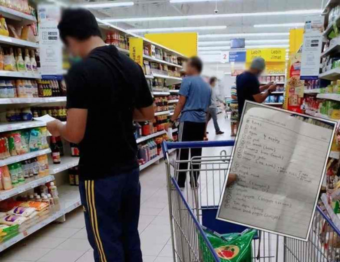 男士拿着手中的購物清單努力地在超市层尋寶。fb