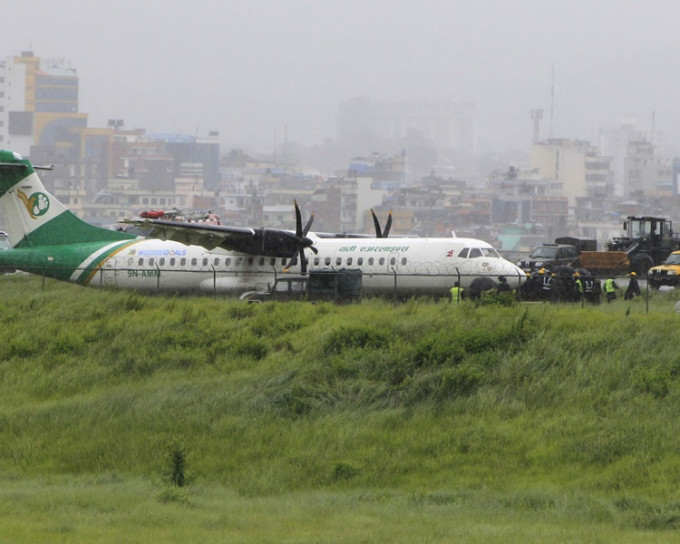 一架客机在特里布万国际机场降落时冲出跑道。AP