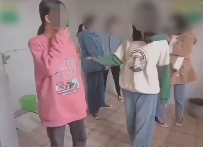 湖北初中女生廁所內遭多名同學毆打，因7名打人者未成年，警方依法不執行處罰。