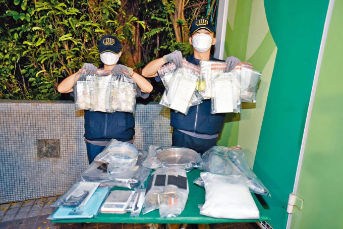 關員展示檢獲的毒品及製毒工具。