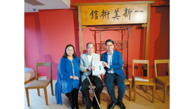 楊孫西（中）紡織王國展覽在一新博物館展出，直至八月下旬，立法會議員鄧家彪（右） 也有出席參觀。