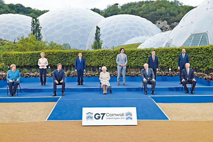 ■英女皇（中）上周五與G7、歐盟領袖拍攝大合照。