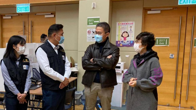 蕭澤頤探訪執勤的抗疫同事及義工和刑偵人員。警方FB圖片