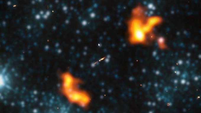 Alcyoneus左下及右上两片橙色的是电波瓣，上下距离长达1630万光年。互联网图片