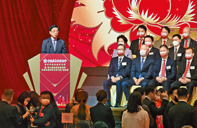 香港广东社团总会举行新春酒会，李家超台上致辞，明言将进一步打通大湾区人流、物流。