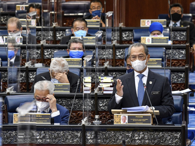 馬來西亞國會會議重開，首相穆希丁(前排右)備受朝野批評。AP圖