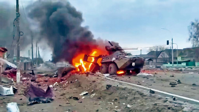 一輛俄軍裝甲車在基輔郊區布羅瓦里被摧毀。