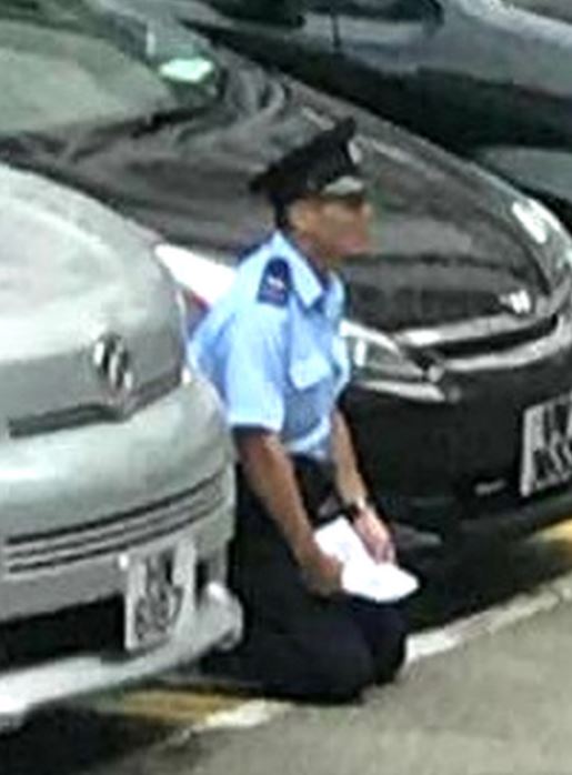 「SORRY SIR」去年11月在警署露天停車場內雙膝跪地。