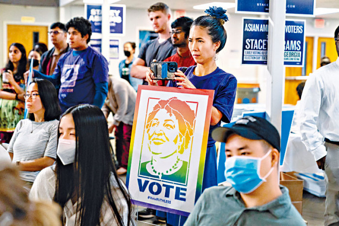 亞太裔民眾參加喬治亞州州長民主黨候選人艾布蘭的拉票活動。