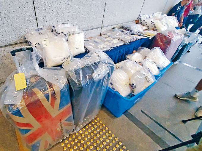 警方展示檢獲逾二千五百萬元可卡因、冰毒及藏毒行李篋。