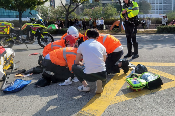 鐵騎士倒地受傷，救護員即場急救。fb：車cam L（香港群組）