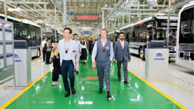 一班外國駐港領事及商會代表早前出訪河南，其中參觀當地汽車生產企業公共巴士生產工序。