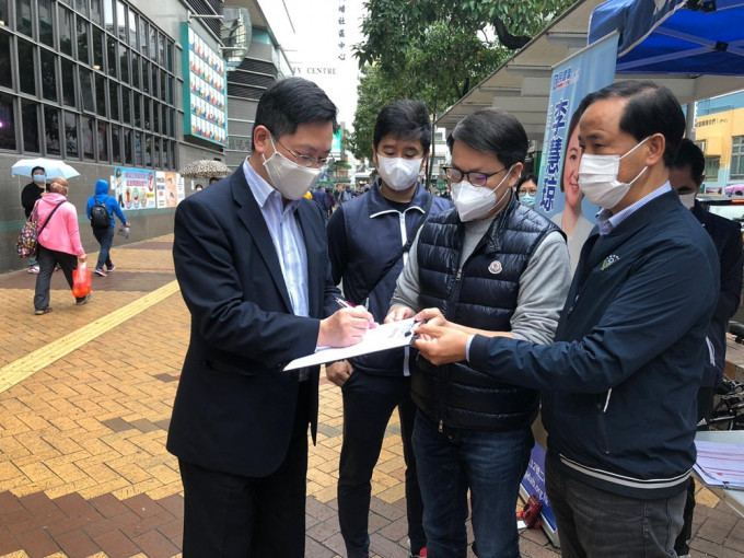 薛永恒（左一）亲自到民建联街站签名支持。