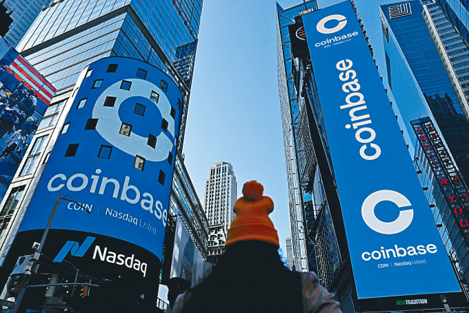 全美最大加密貨幣交易所Coinbase Global在紐約展示公司標誌。