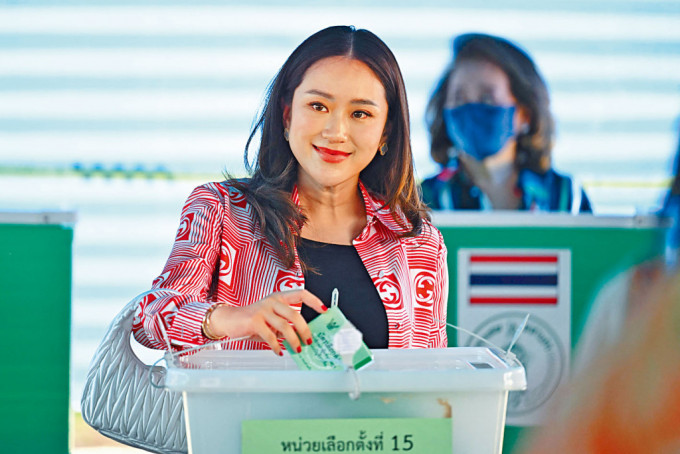 在野為泰黨首相候選人、前首相他信的幼女貝東丹在曼谷票站投票。