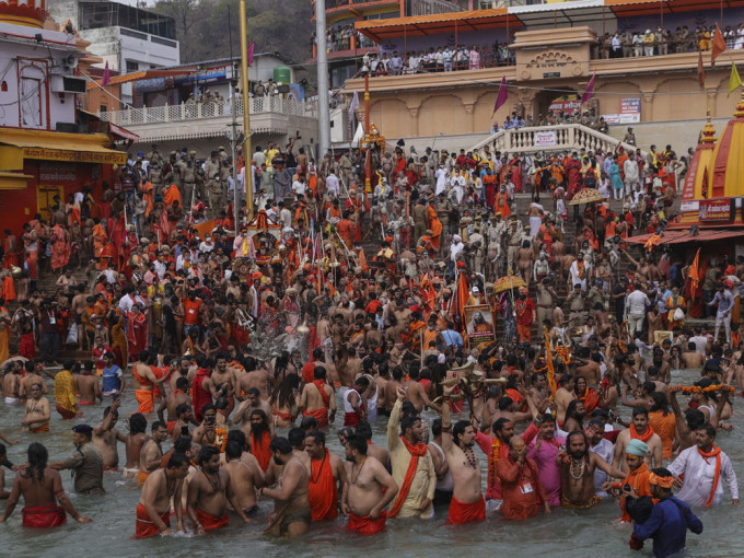 為慶祝大壺節數百萬印度人不遵守防疫措施聚集恆河沐浴。AP圖片