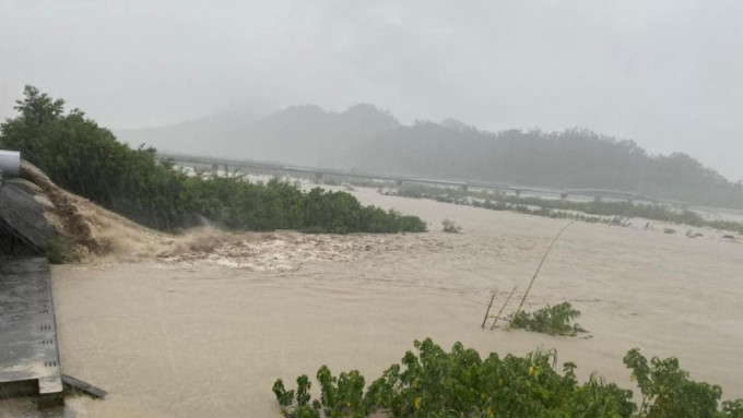 豪雨讓旗山溪水位曝漲。（圖：facebook）