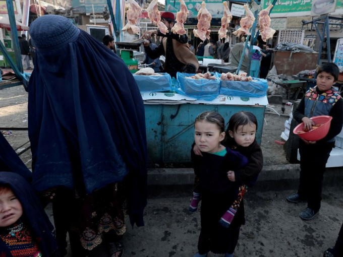 塔利班掌政后，当地物价飞涨，陷入经济危机。路透社资料图片