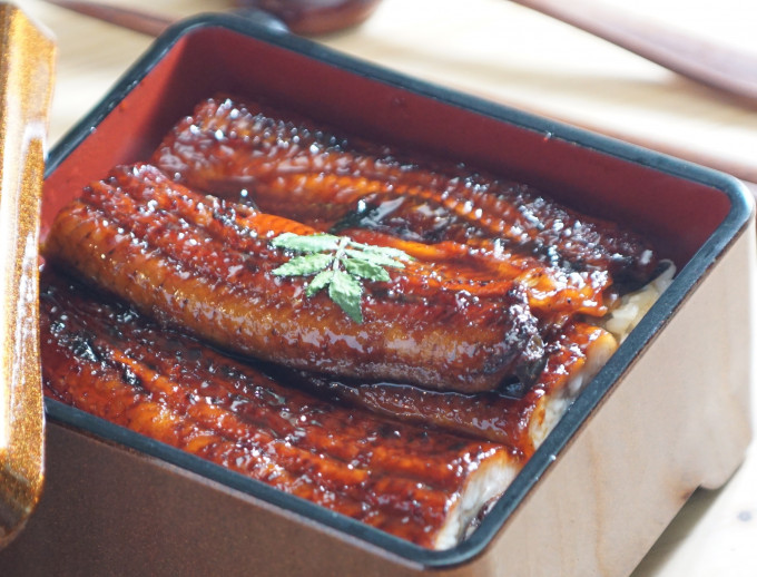 日式鰻魚一般帶有醬汁。資料圖片