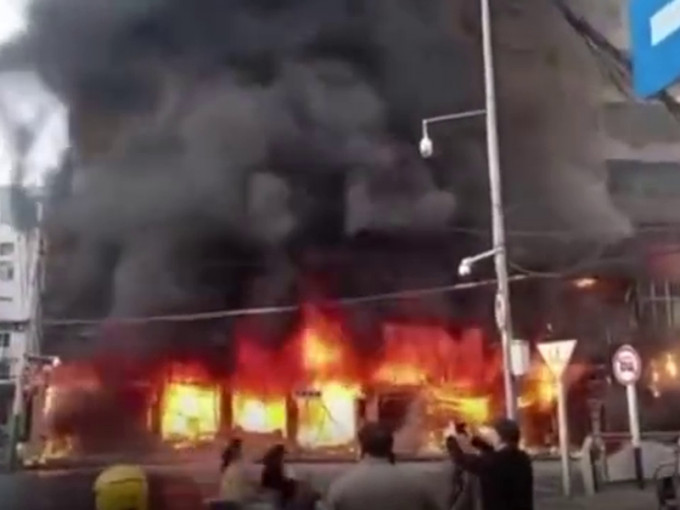 安徽蚌埠火車站附近建築物起火，事故原因正在調查中。(網圖)