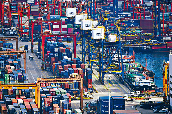 ■本港货柜吞吐量持续疲弱，排名由全球第一跌至第八。