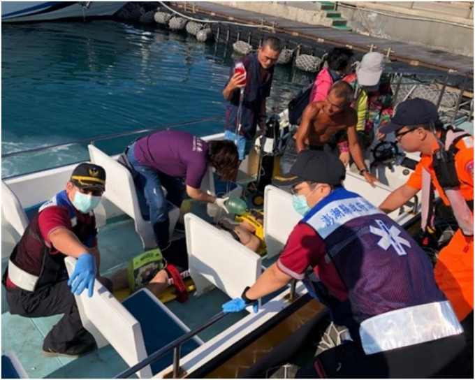 男子由快艇送往澎湖医院抢救。图:澎湖县政府消防局