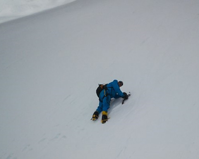 Rick Allen仍在白雪中奋力攀爬。Bartek Bargiel图片