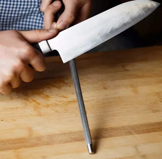 磨利不锈钢刀能延长使用寿命。网上图片